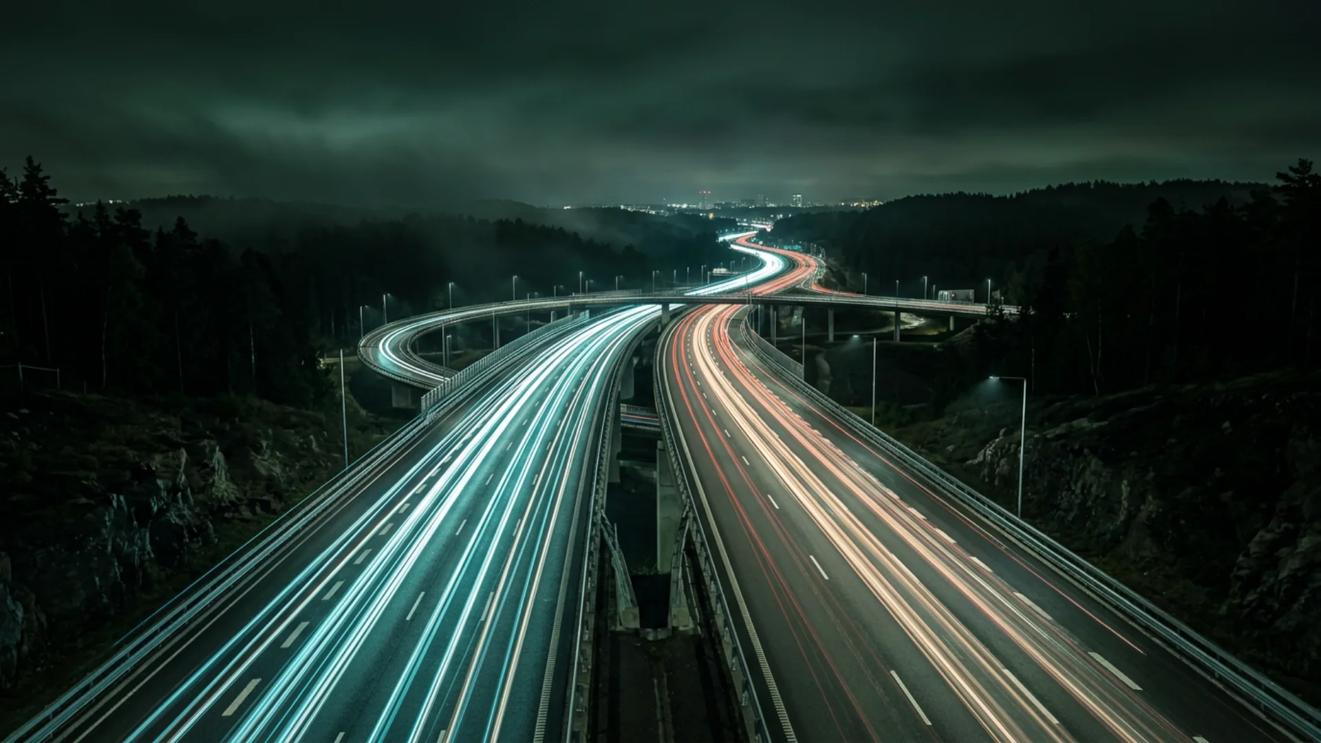 Nocna autostrada z warstwami światła symbolizującymi plan ochrony pojazdu, 1920×1080 px